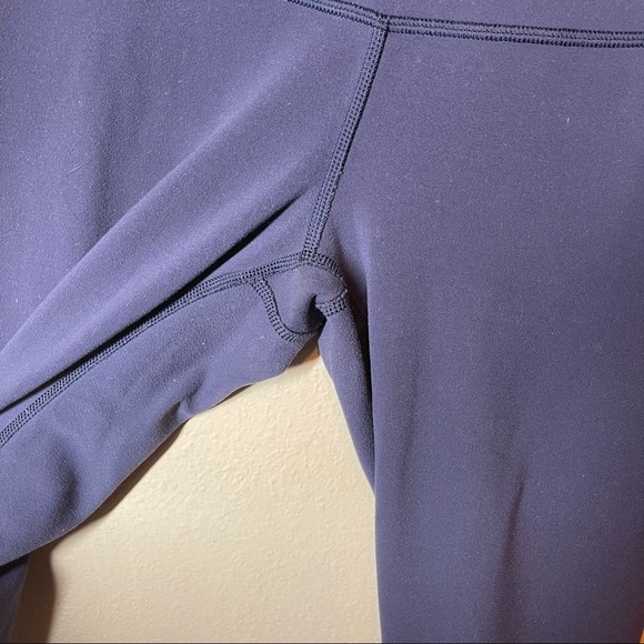 SALE!! LUULEMON on Wunder Under Crop Reversible Dense Purple / Black Size 6 Lulu - Picture 9 of 10